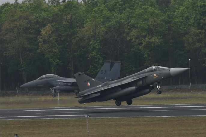 印度国产“光辉”战机在迪拜航展坠毁，现场燃起浓烟，尚不清楚飞行员是否逃生