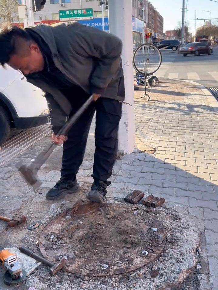 内蒙古“拔钉小哥”6年清理地钉近800斤，带动全国200多个“拔钉侠”