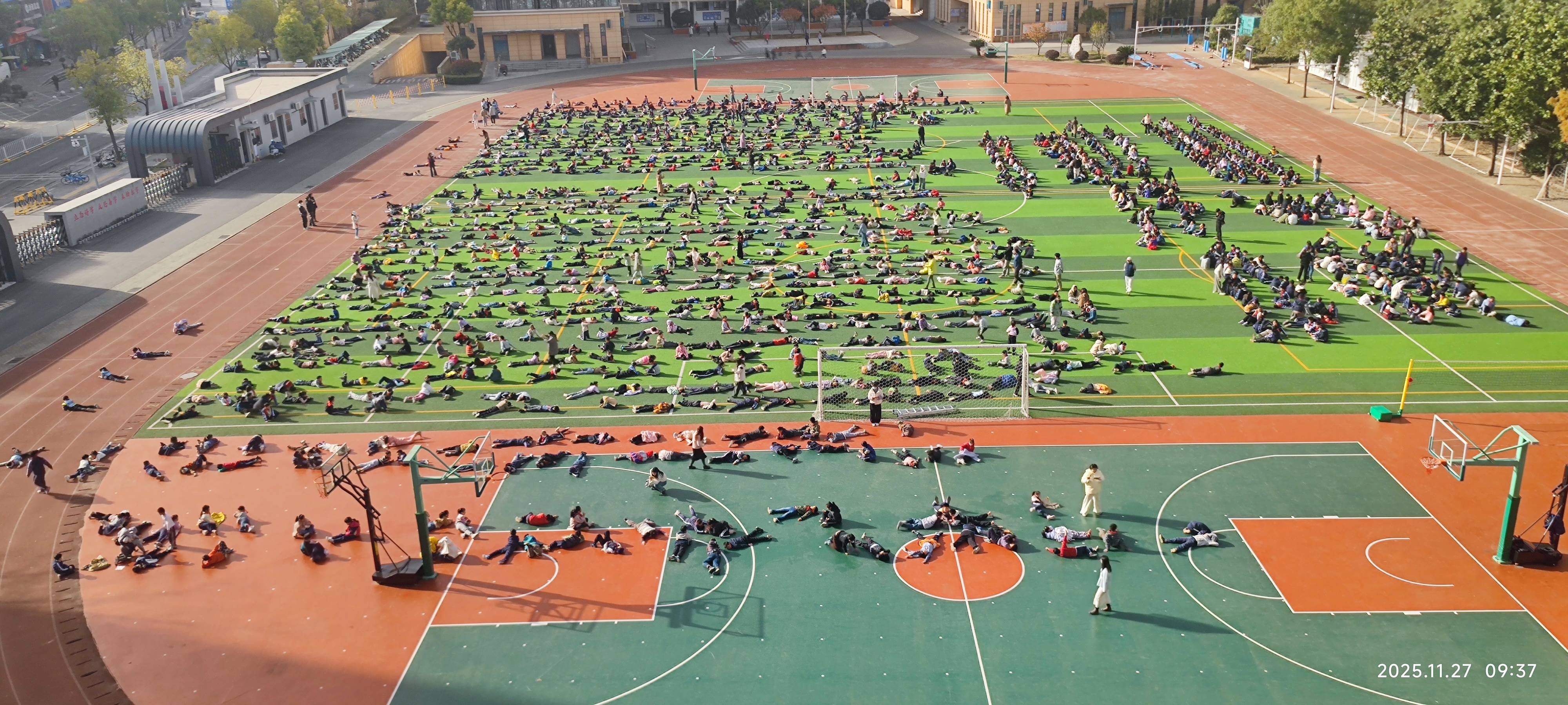 武汉一学校大课间秒变大型“晒娃”现场，1700名学生乐得在操场上打滚，乐在其中
