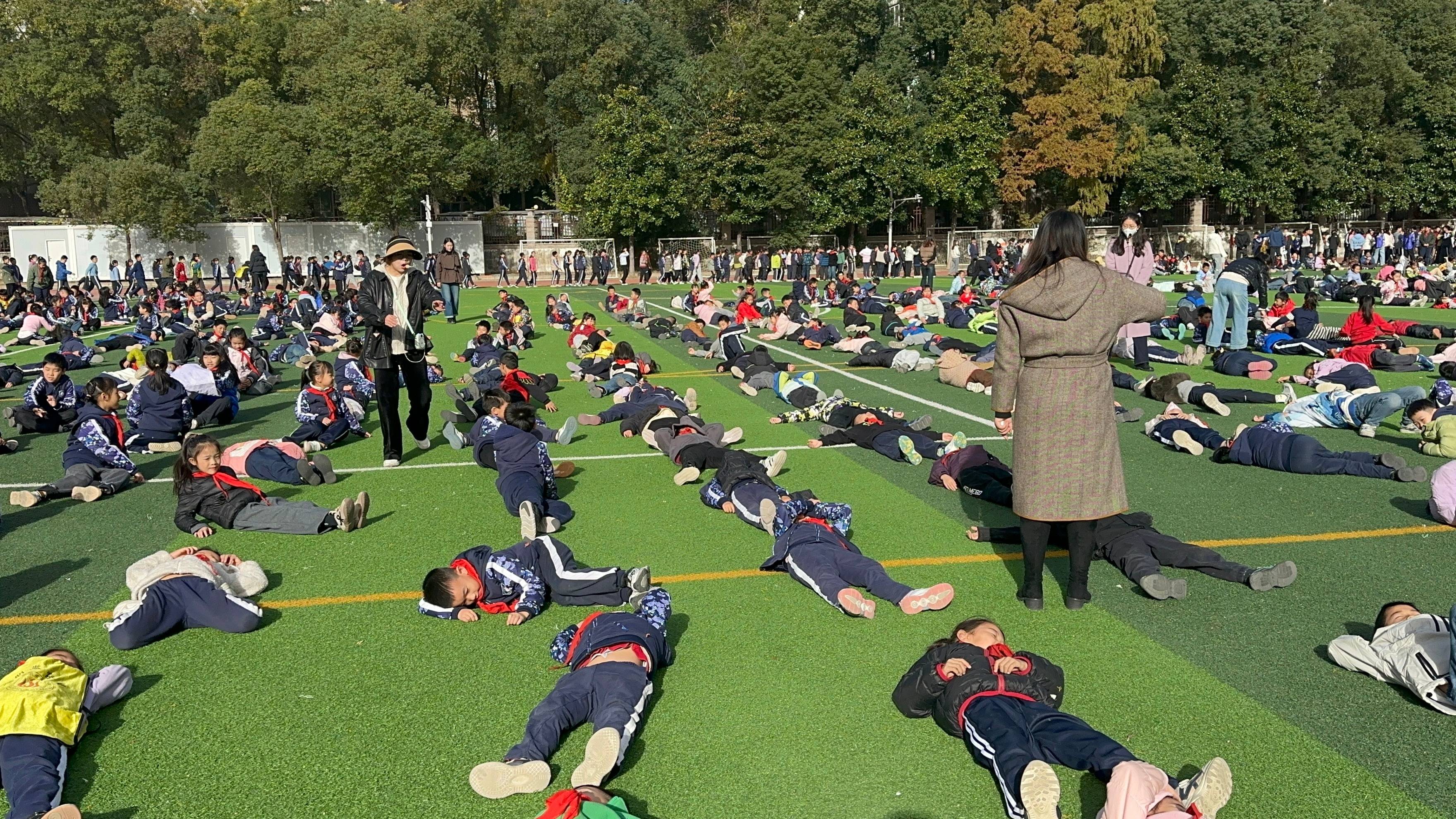 武汉一学校大课间秒变大型“晒娃”现场，1700名学生乐得在操场上打滚，乐在其中