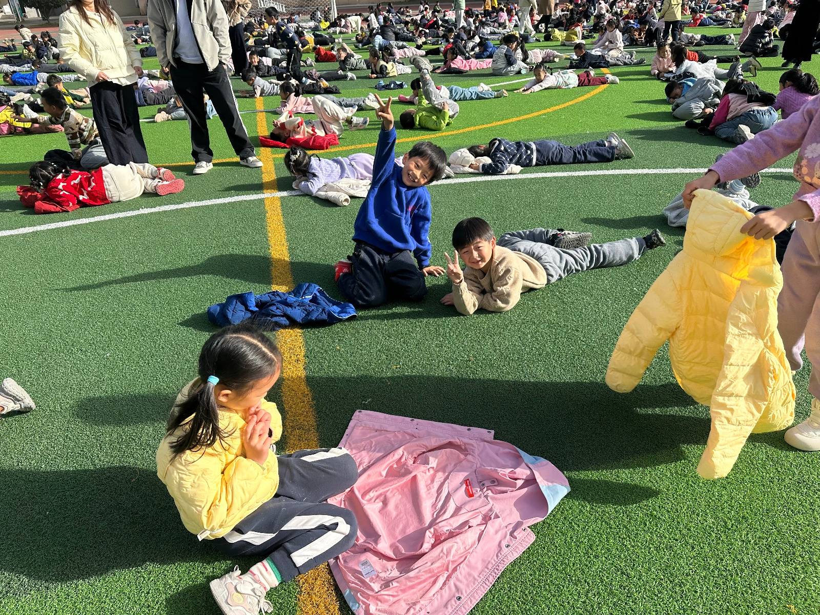 武汉一学校大课间秒变大型“晒娃”现场，1700名学生乐得在操场上打滚，乐在其中