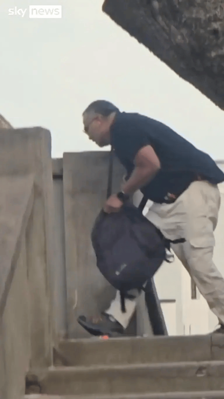 悉尼枪手被制服，愤怒民众猛踩头部，调查显示枪手合法持有六支枪