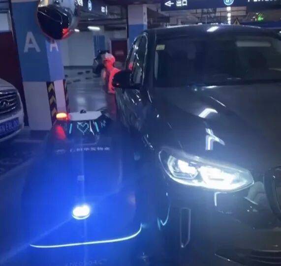 小区地库里出车祸，女子惊呆了：对方竟然不是人！更糟心的是...