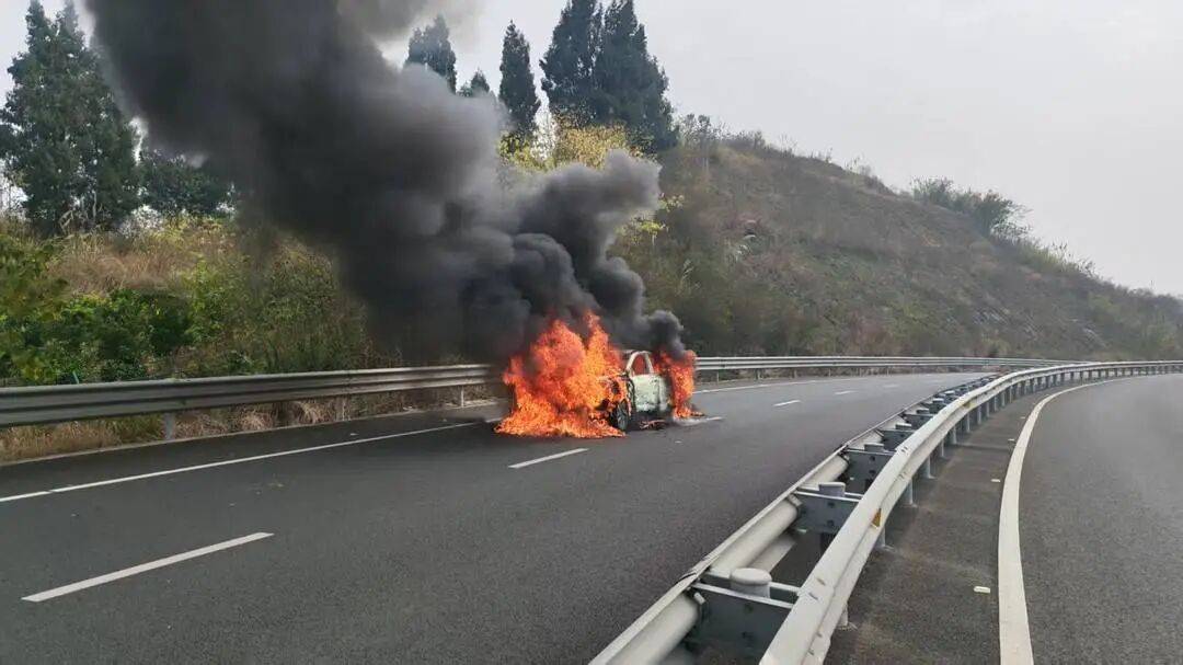 四川高速上一汽车突发自燃！车内两人闻到异味后果断弃车，成功逃生
