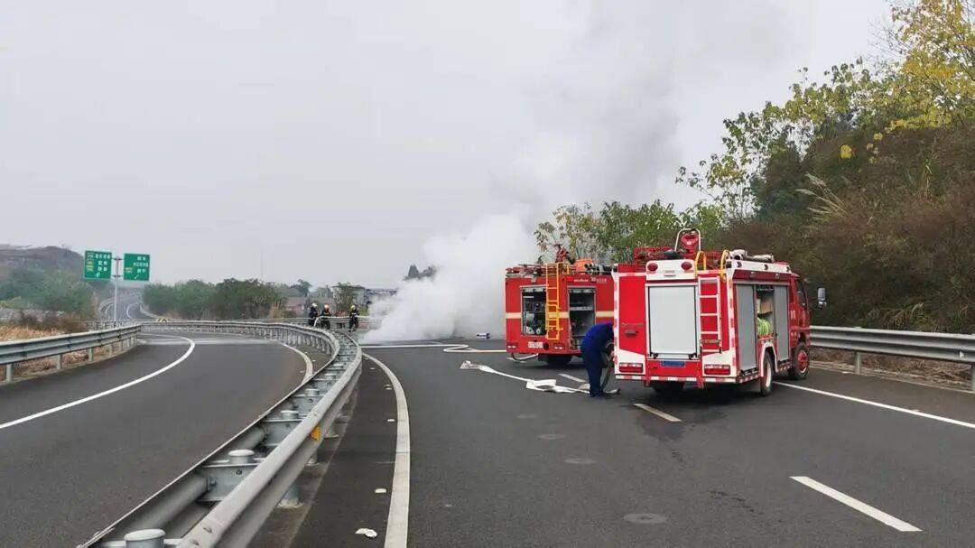 四川高速上一汽车突发自燃！车内两人闻到异味后果断弃车，成功逃生