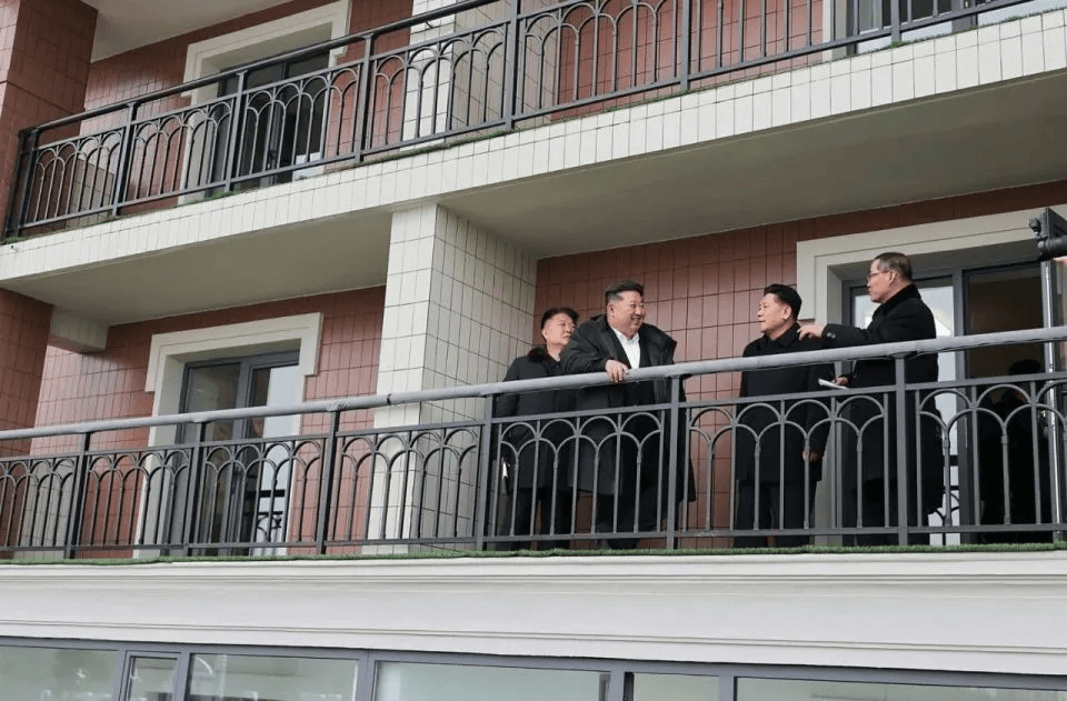 朝鲜“万套住宅”震撼亮相，金正恩莅临现场指导感叹：潮流之作