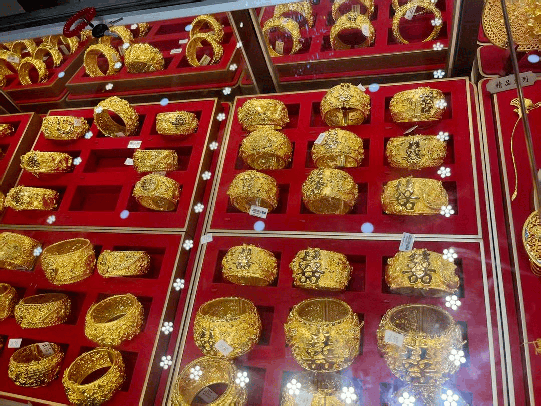 黄金连续多日大跌 投资者“抄7天也没抄到底” 金店一天卖3公斤