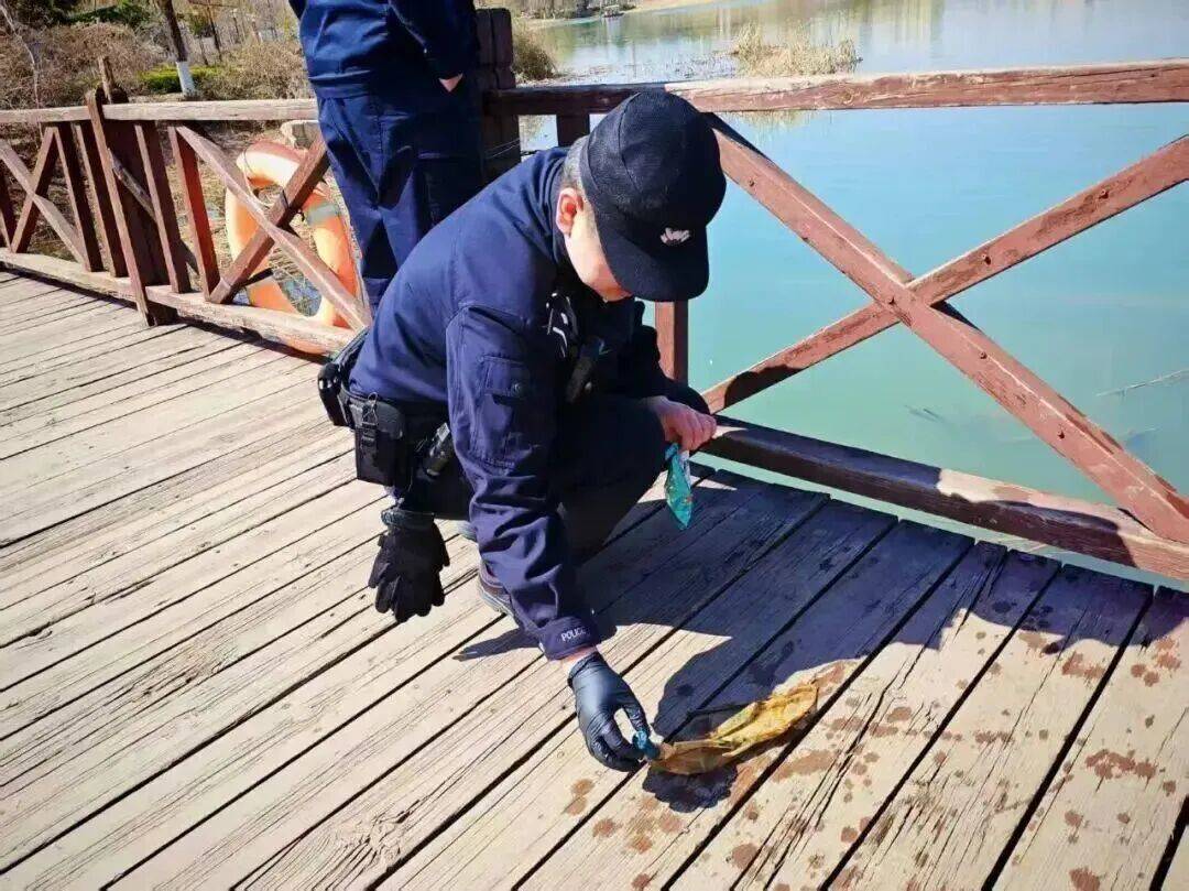 在公园游玩发现子弹，果断报警！淄博这两名小学生，真棒！